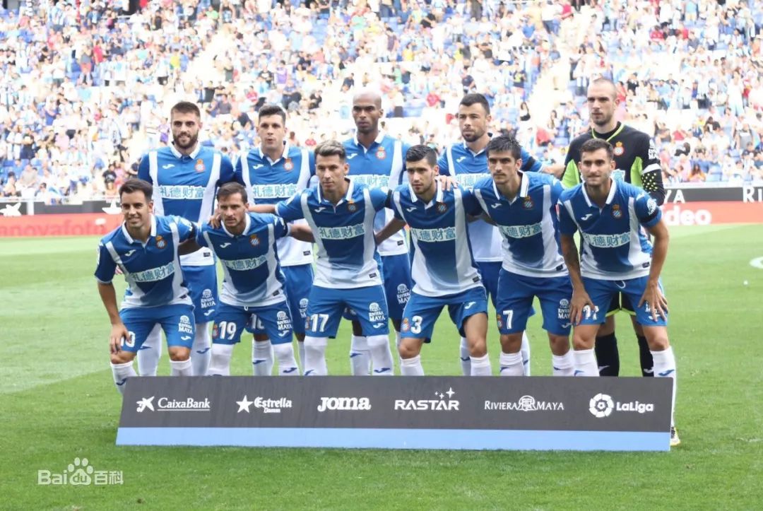 在左路防守 在左路防守