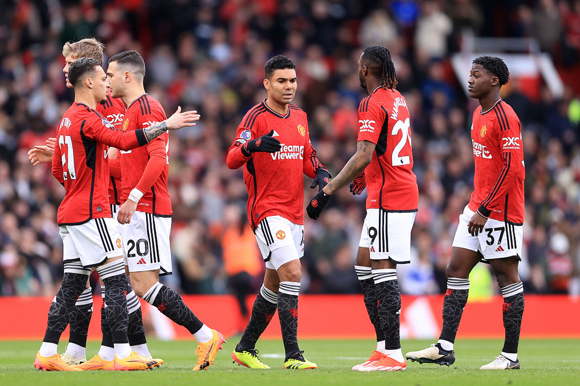 世体：特尔施特根受伤后，梯队门将雅各比什维利参加一队训练