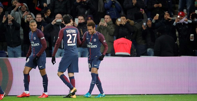 在球场上取 在球场上取